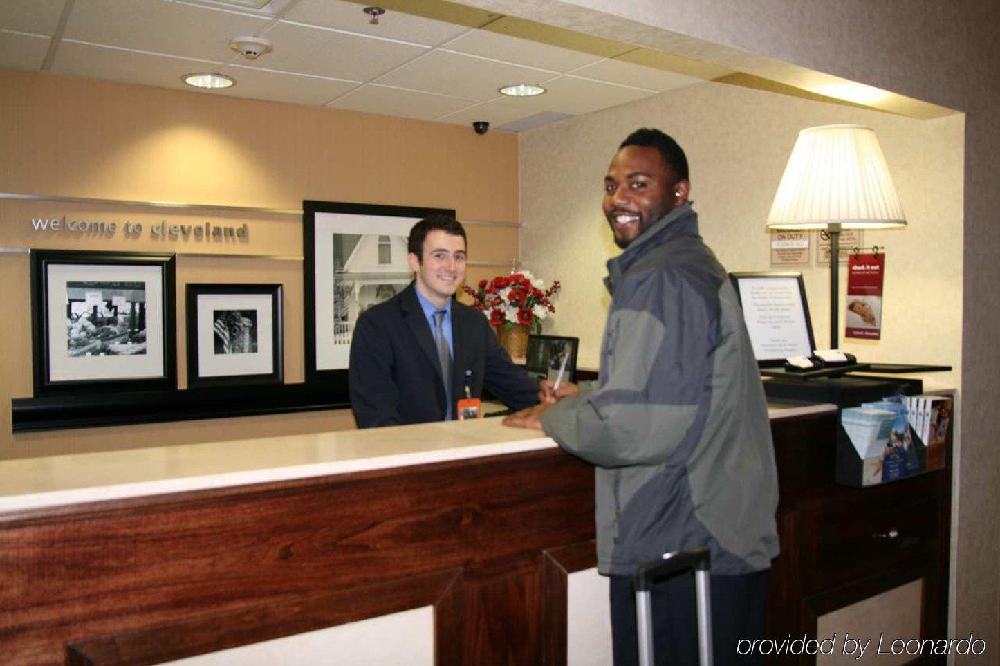 Hampton Inn & Suites Cleveland-Airport/Middleburg Heights Interior photo