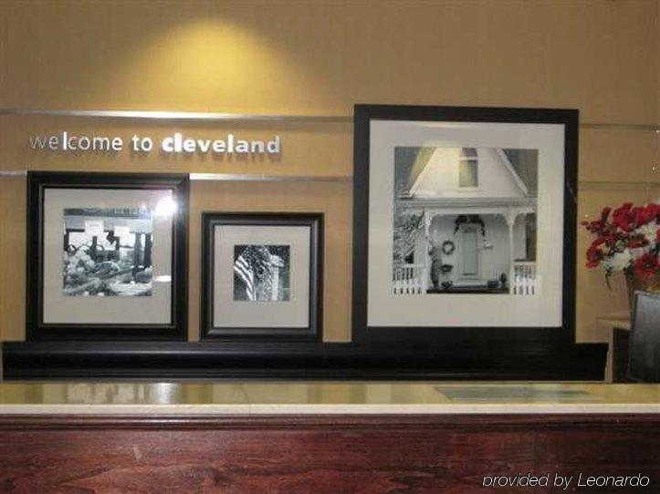 Hampton Inn & Suites Cleveland-Airport/Middleburg Heights Interior photo